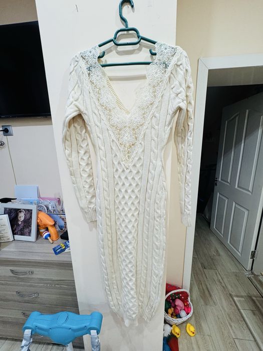 Рокля в бежов цеят с елегантна плетка