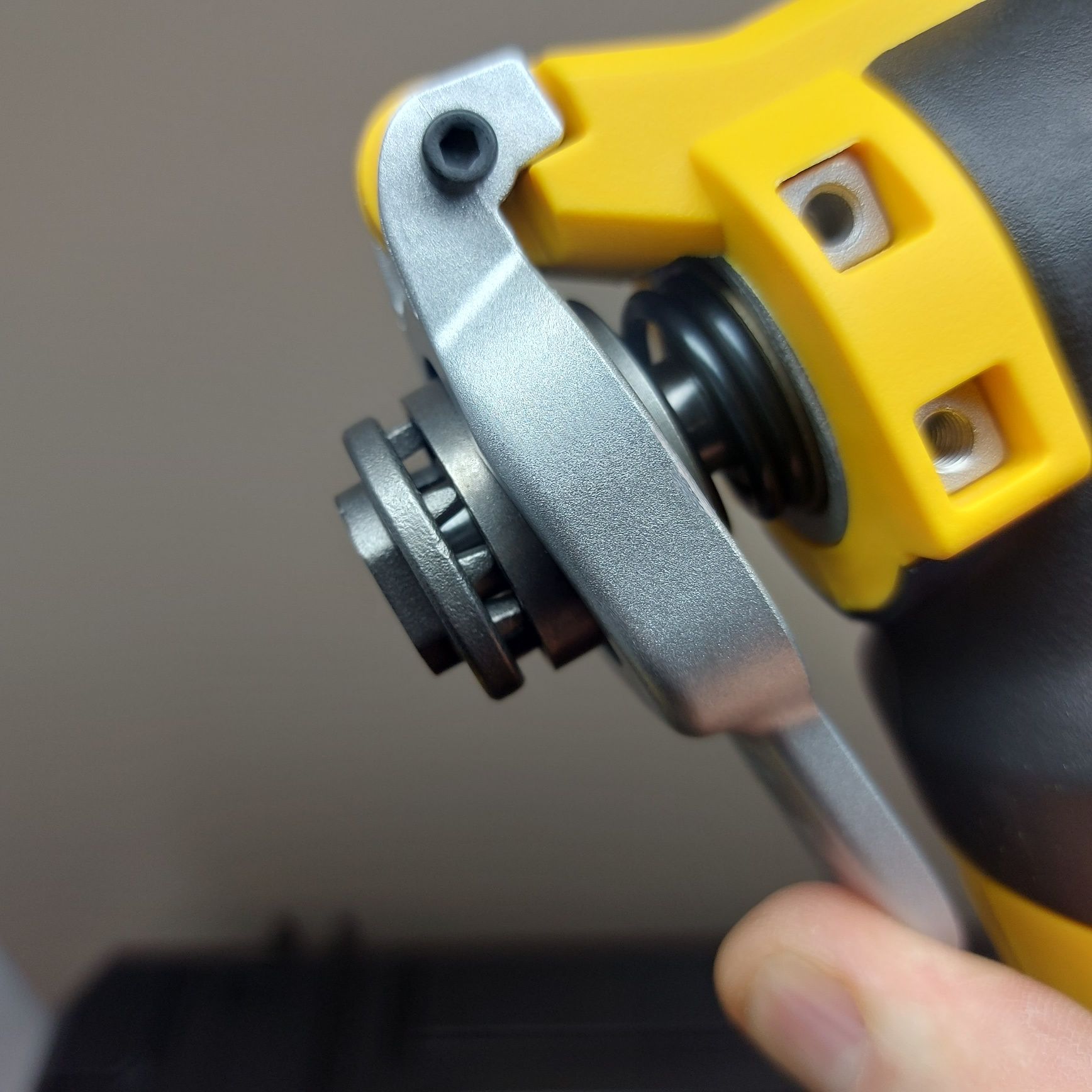 Акумулаторен безчетков мултитул Dewalt DCS356NT