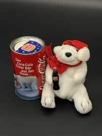 cutie de Coca-Cola care conține un urs polar de pluș