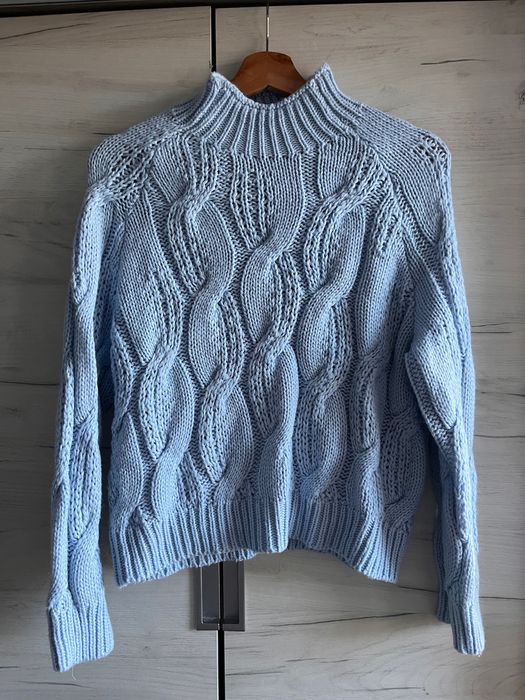 Син пуловер с яка