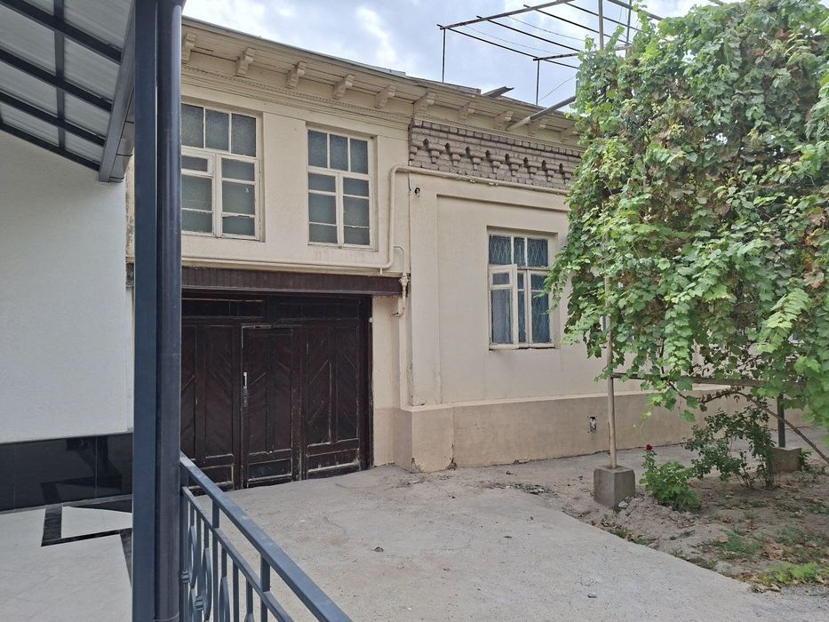 Uy sotiladi malika bozor yaqinida.