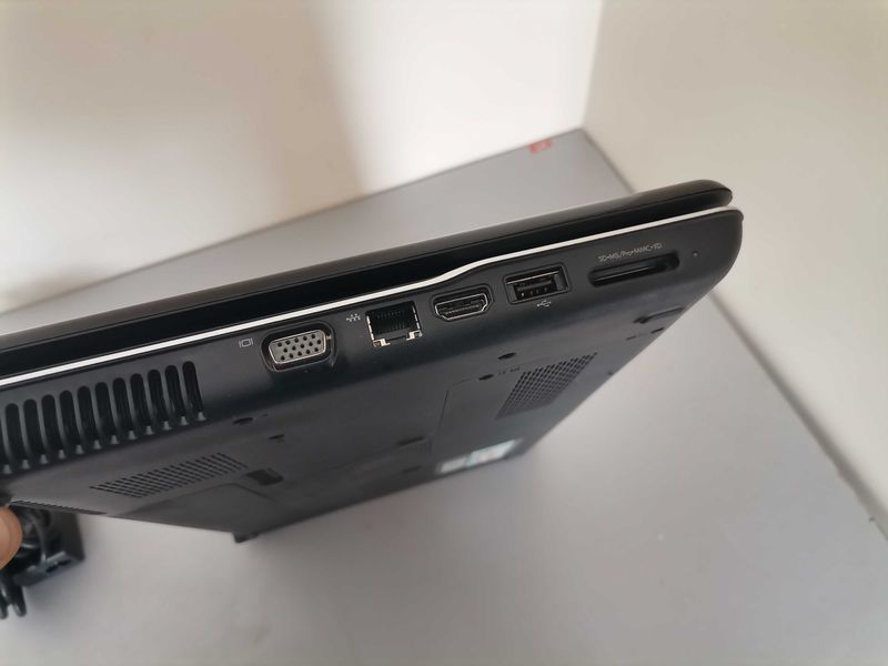 Лаптоп - Compaq intel caleron 900