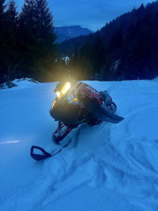 Vand snowmobil polaris assualt cu un piston blocat