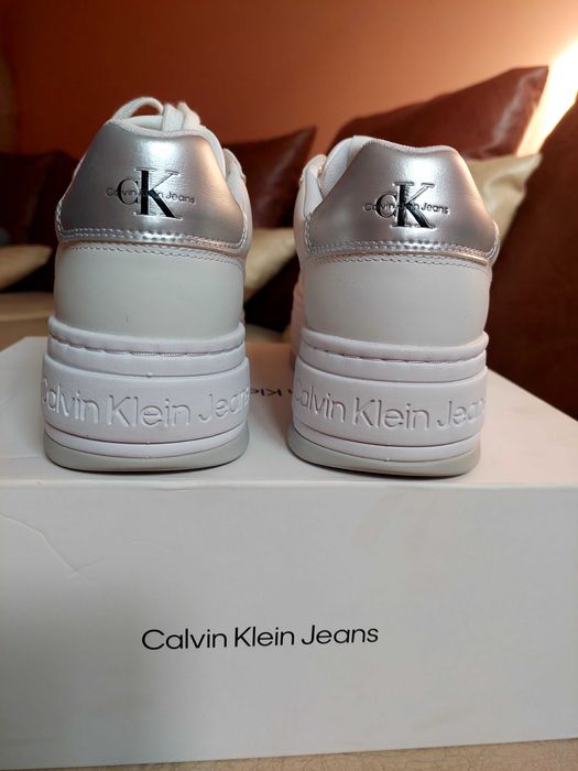 Adidasi albi, originali, noi Calvin Klein nr.39 - 26 cm talpa