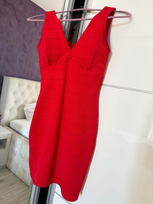 Елегантна червена рокля