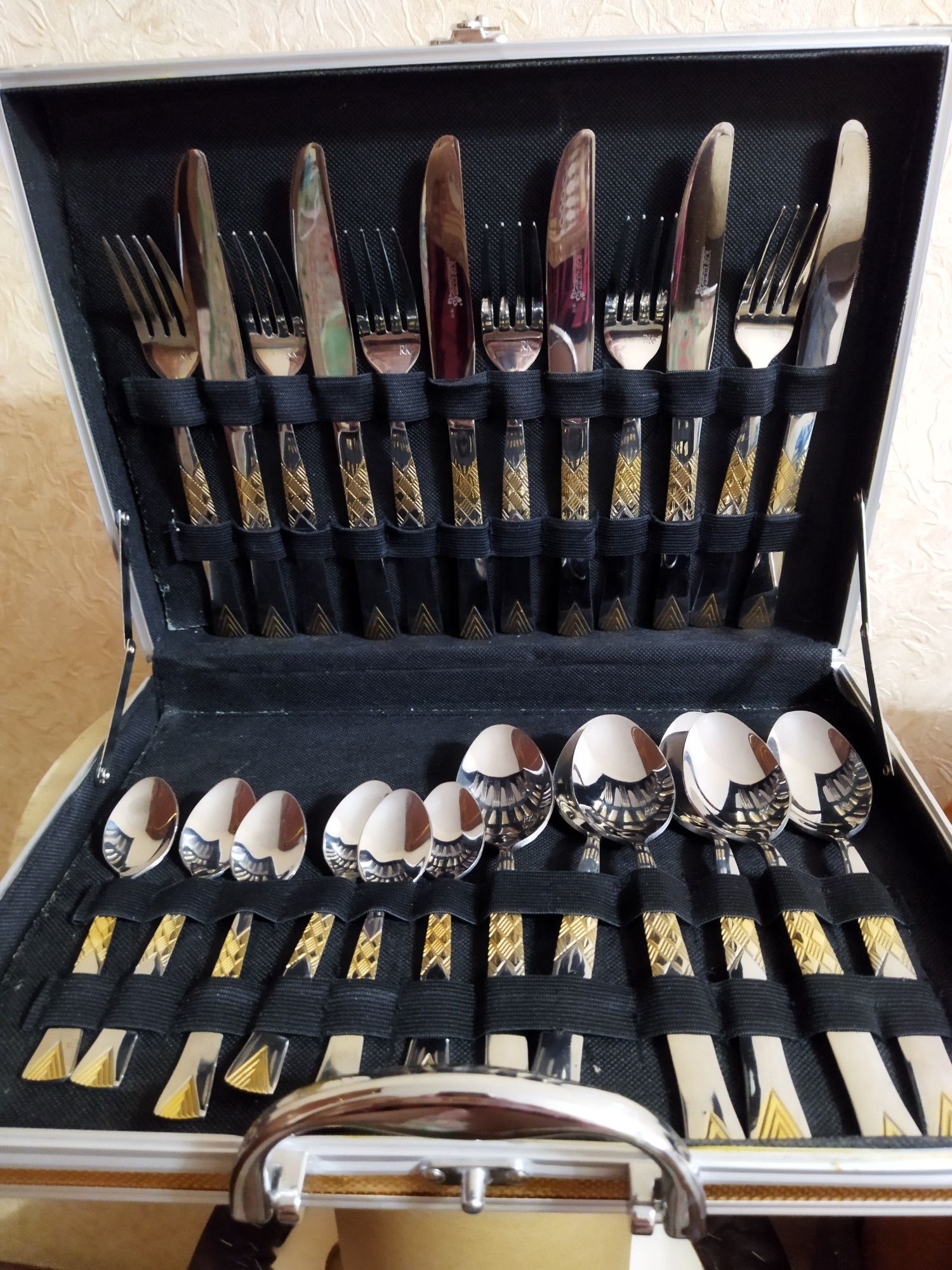 Продам столовый набор,новый,24 предметаа