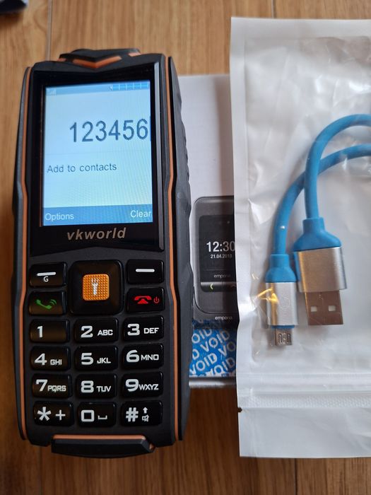 Super telefon rezistent la praf si apa.