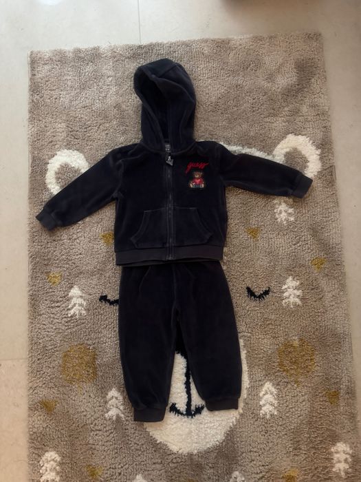 Плюшен екип на марката Guess за момче, размер 18 месеца, 86 см.