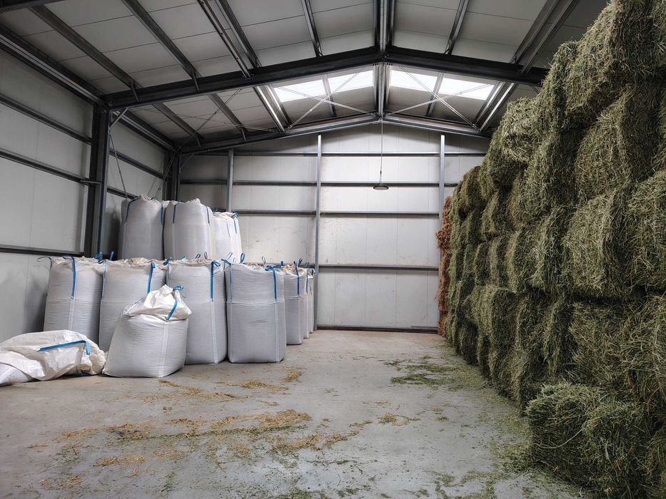 Peleți și baloți de lucernă.