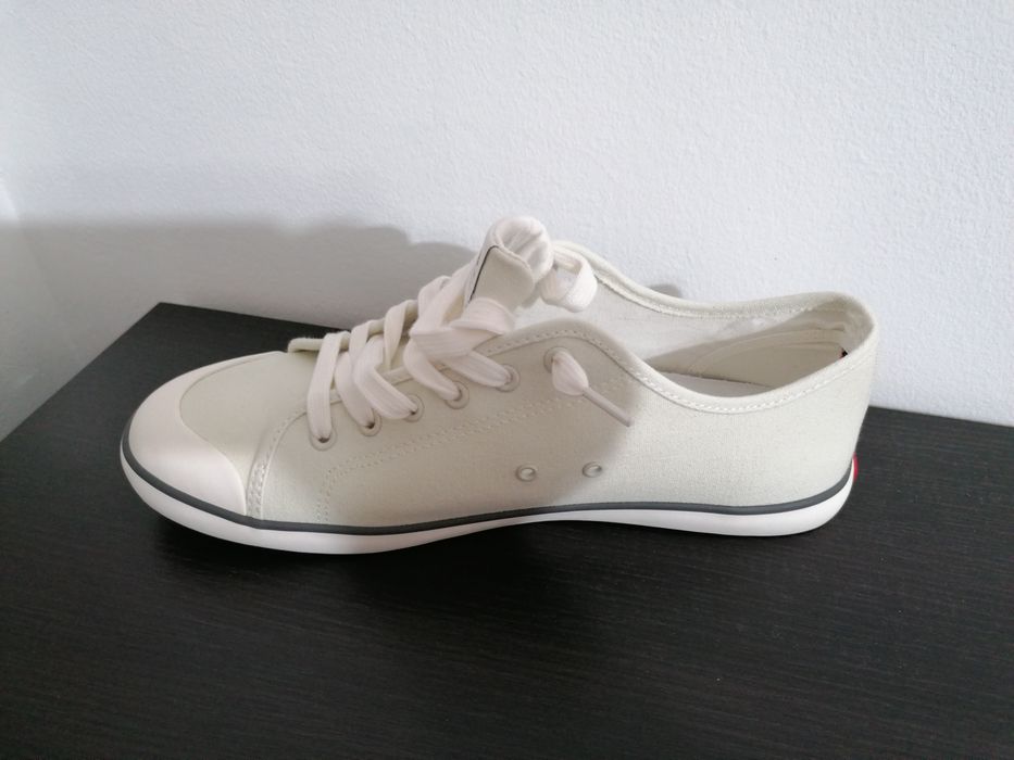 Teniși Levi Strauss noi 44