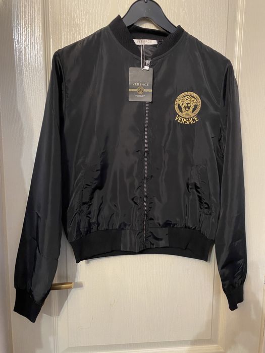 Geacă  VERSACE , hanorac firma Gap; tricou Philipp Plein