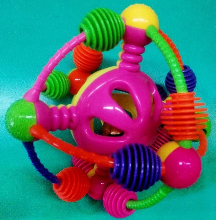 Голяма бебешка дрънкалка - топка с диаметър 20см