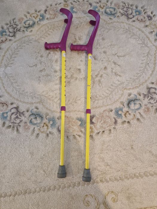 Cârje nemțești reglabile pentru copii