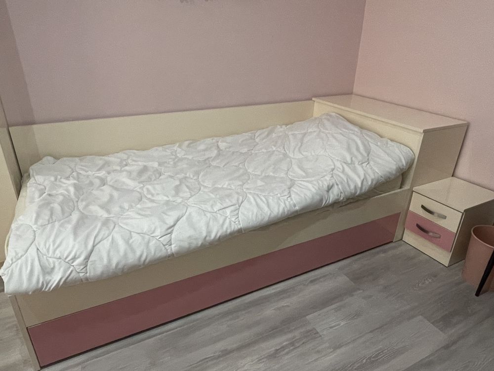 Легло и нощно шкафче