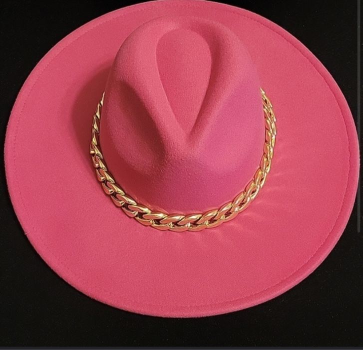 Розова, елегантна шапка с катарама