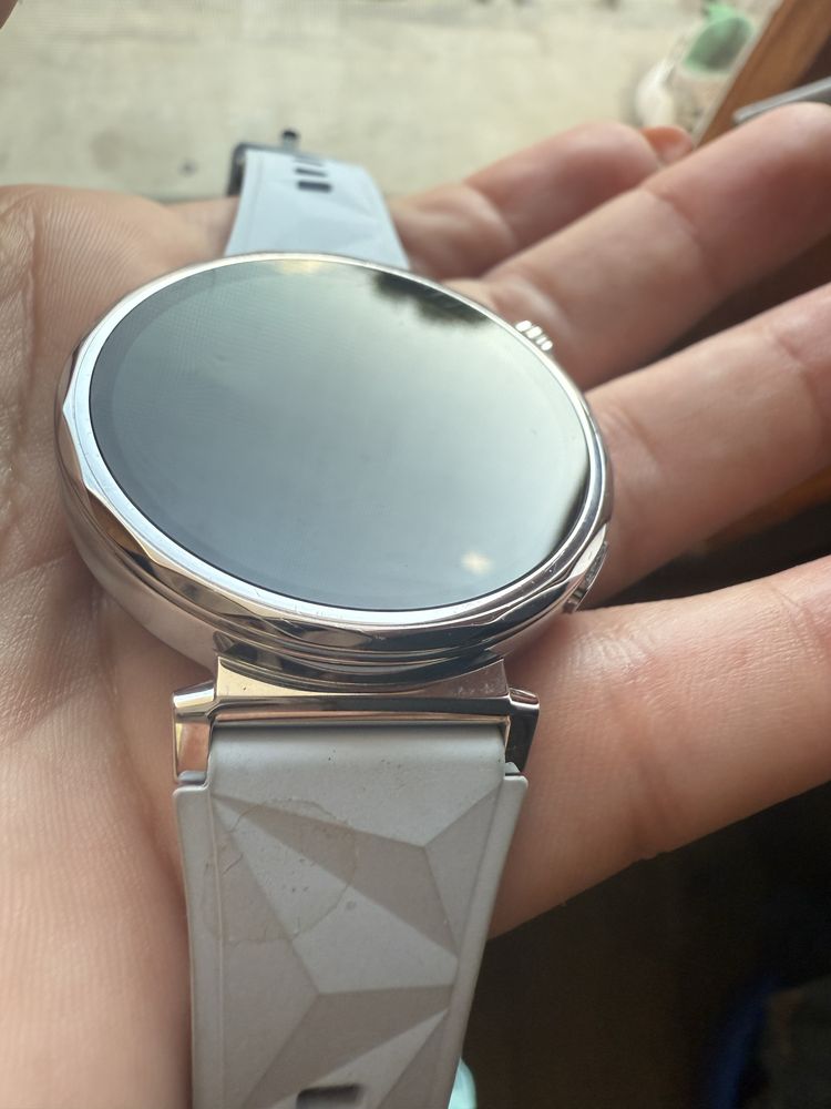 Часовник Huawei watch GT5 с дълга оставаща гаранция