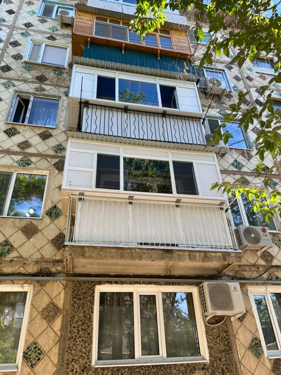 Пластиковые окна и обшивка балконов