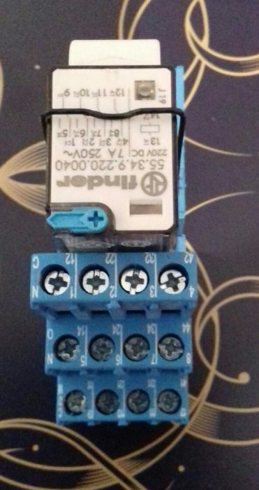 Releu Finder 220V dc