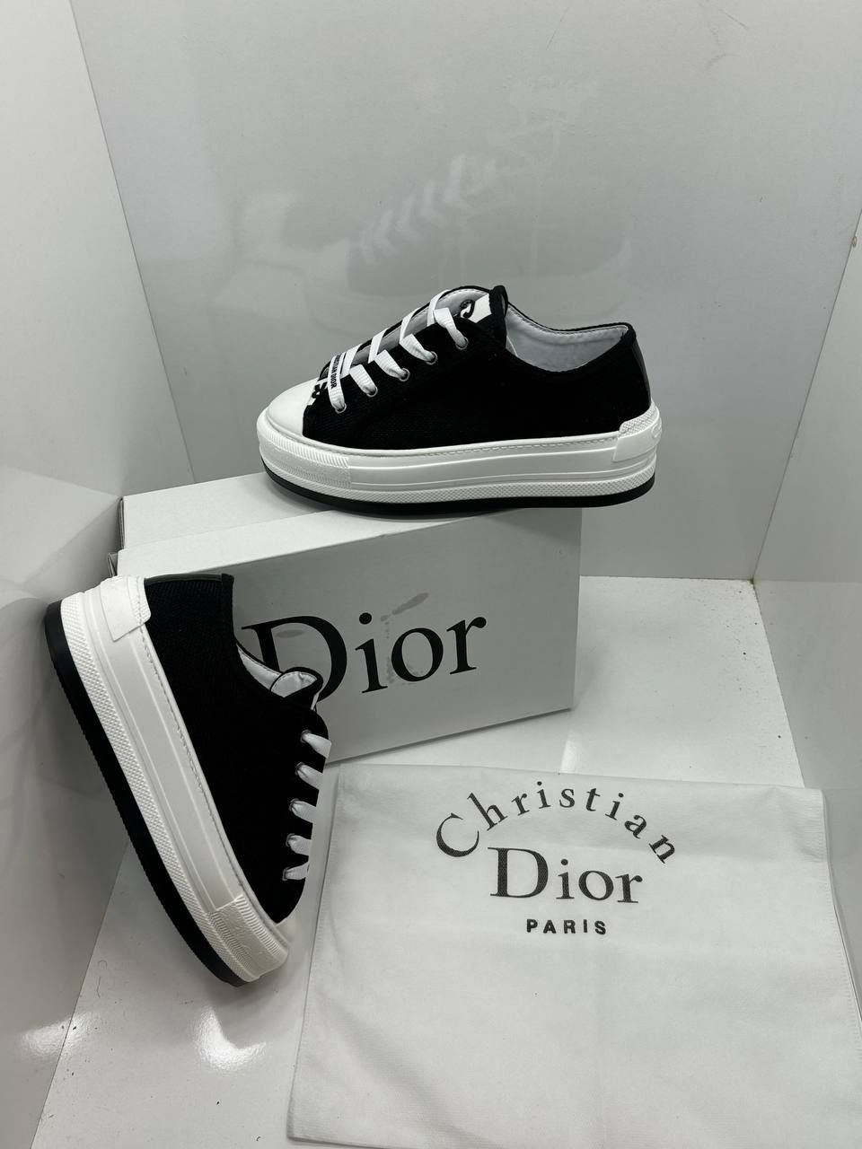 Adidasi christian dior
36-41
320 lei