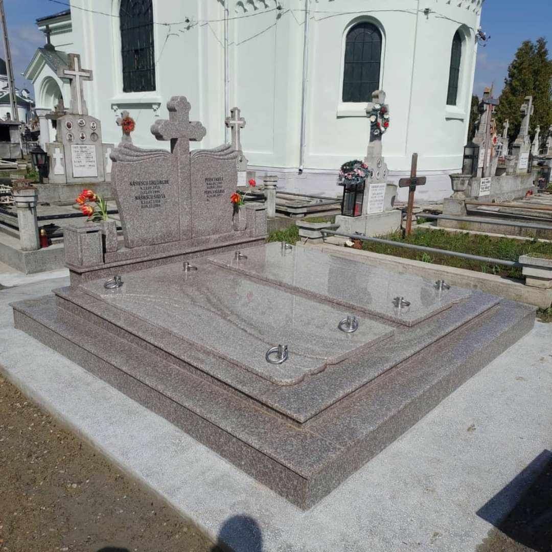 Ultimul Omagiu, executat cu grija - Crăciun și monumente durabile