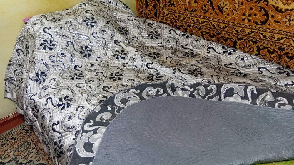 Покрывало двухспальное на подкладе.