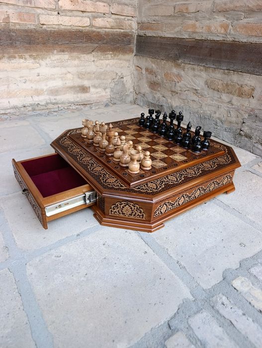 Shaxmat 50×50 sm yongʻoq daraxtidan yasalgan