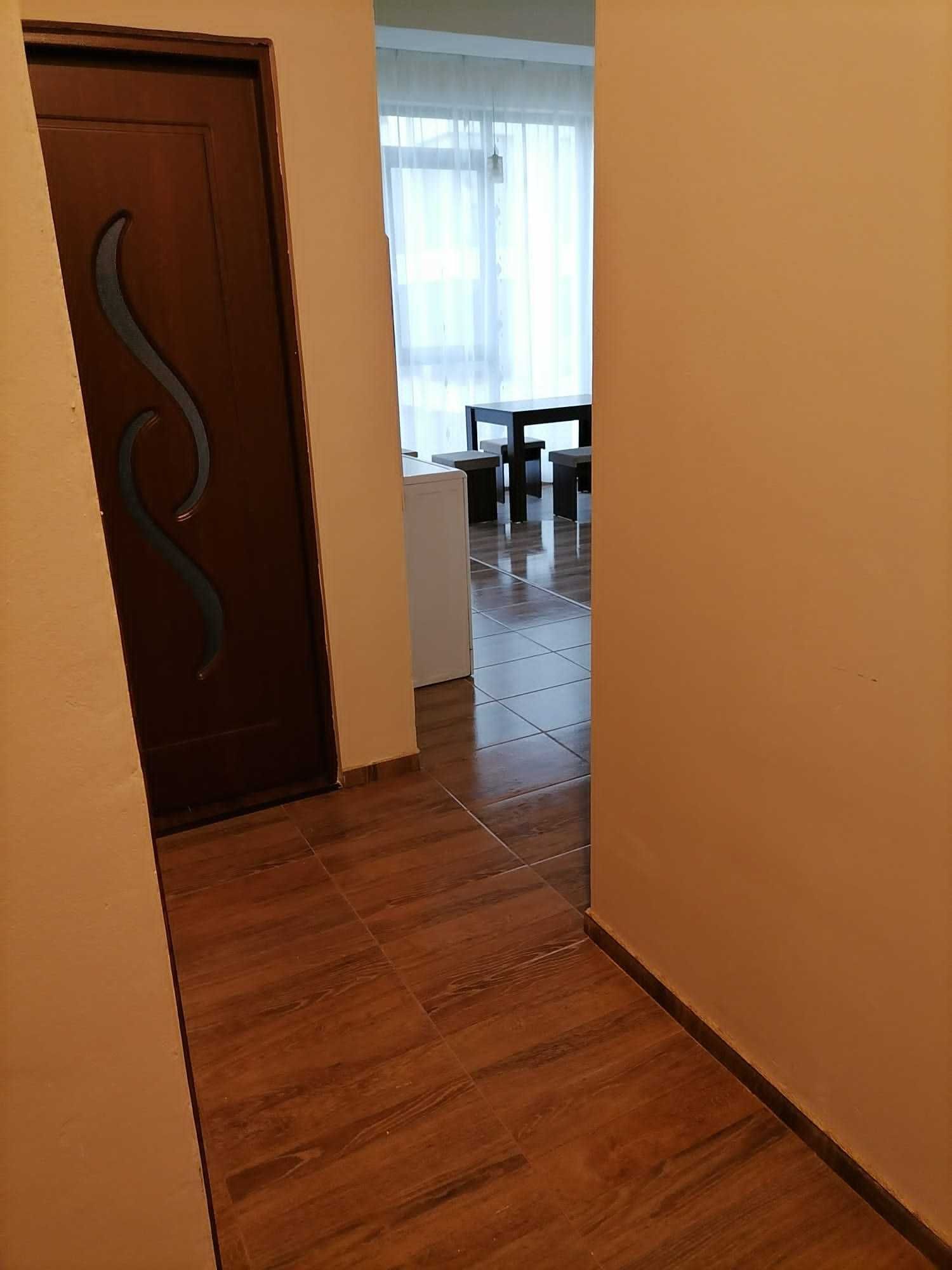 Închiriez apartament cu 3 camere