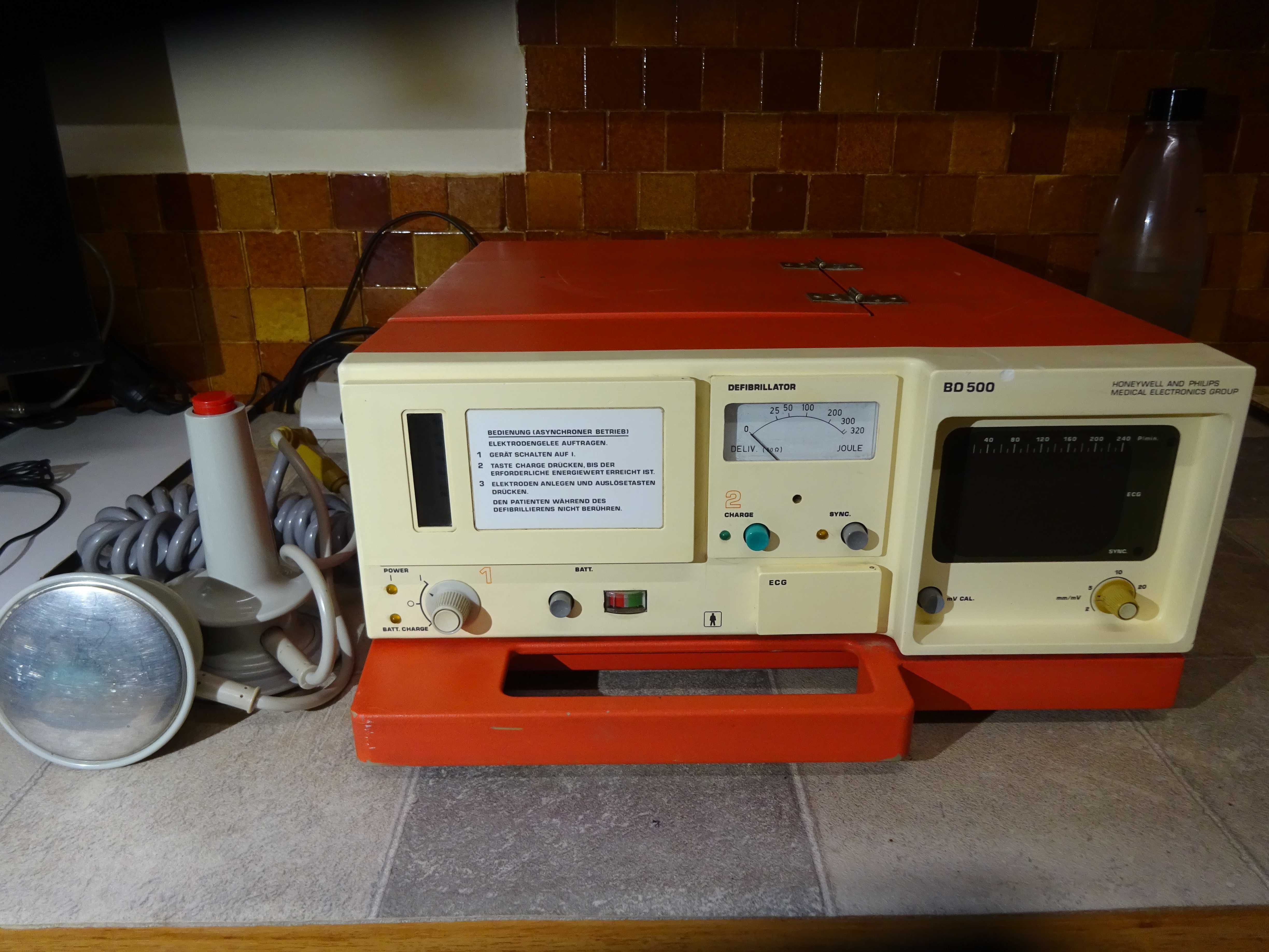 Aparat medical vintage anii 70 /Defibrilator + ECG Philips/Honeywell