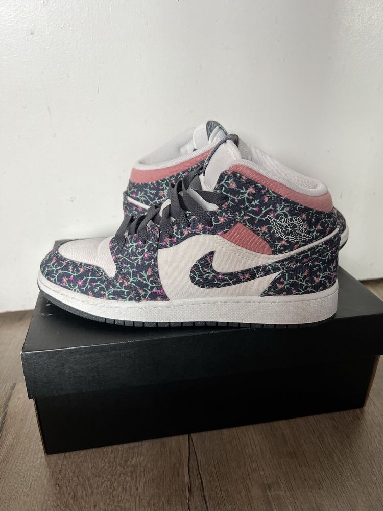 Продавам чисто нови Air Jordan 1 Mid SE Floral Canvas