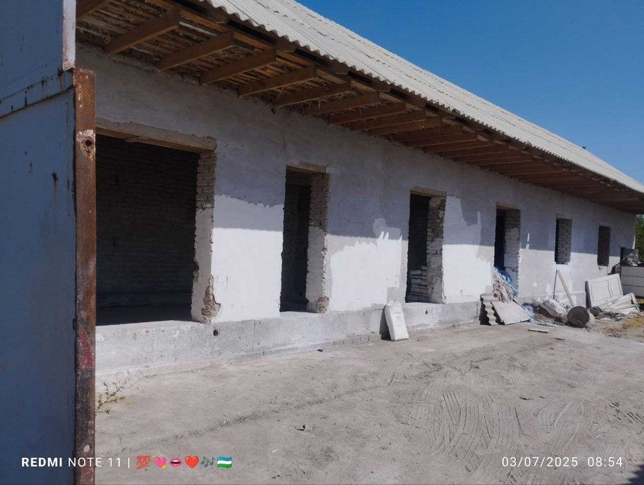 Yashash sharoiti bor (svet, gaz, suv) uchastka sotiladi.