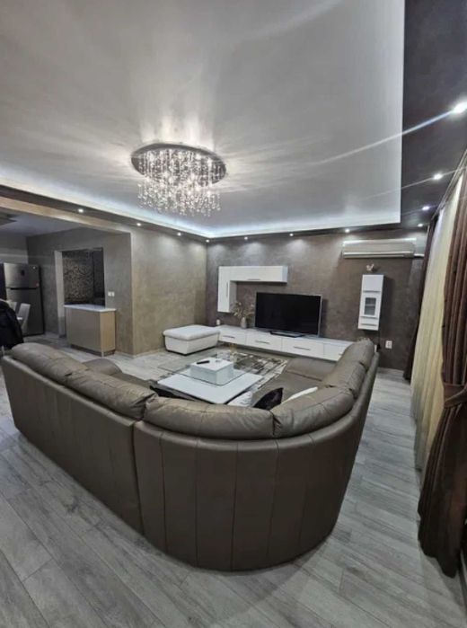 Дава се под наем Тристаен апартамент в Пловдив, Младежки Хълм - 86 кв.м за 850 € - Снимка #1