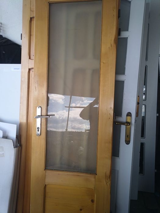 Uși din lemn masiv  cu sticla și fără
