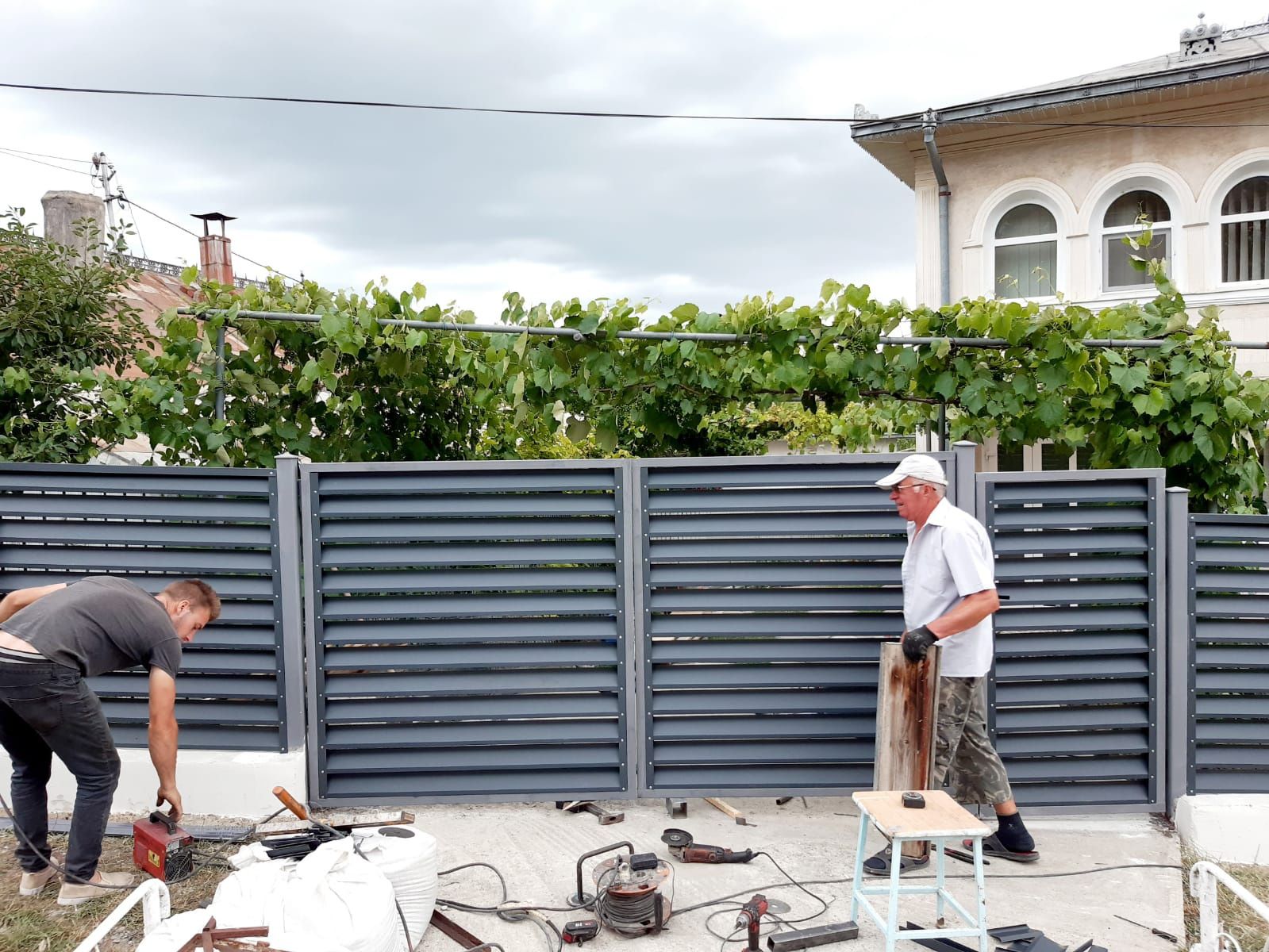 Constructii garduri din sipca metalica, panouri stil jaluzele, tabla