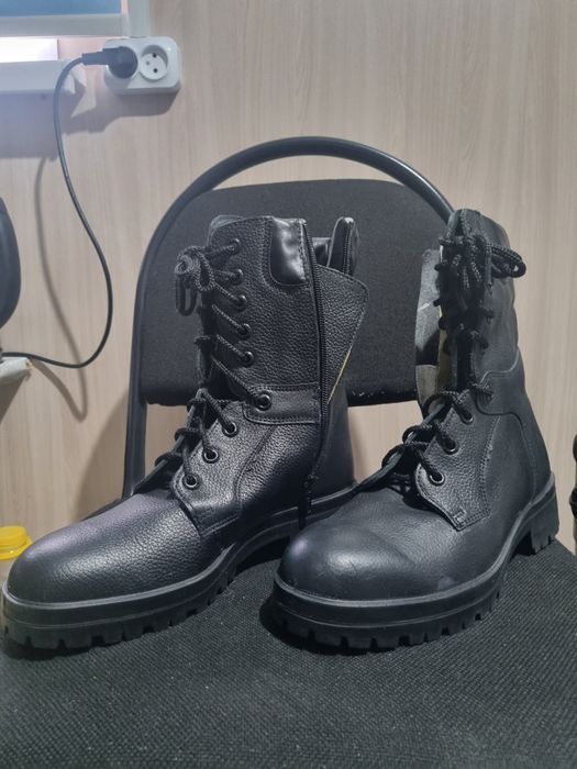 Продам новые летние берцы с замком, размер 40.