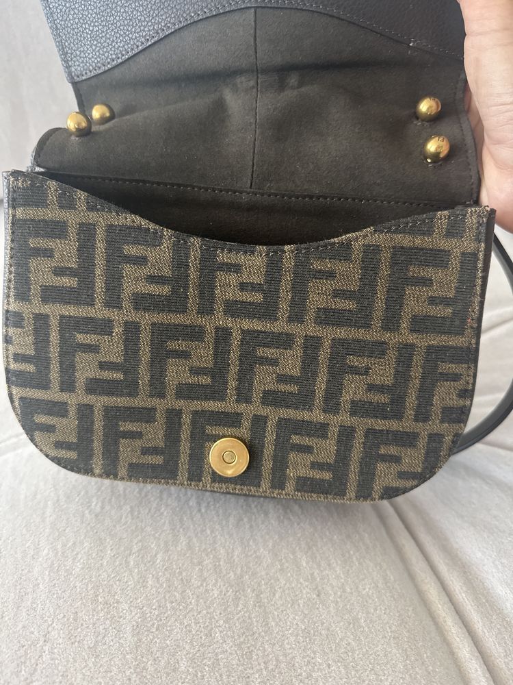 Fendi FF чанта прегърни ме