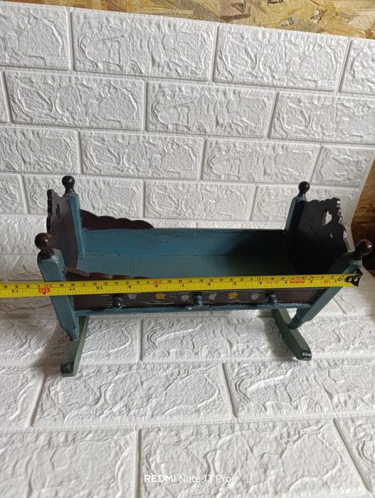 Vintage ръчно рисувана дървена люлка за кукли