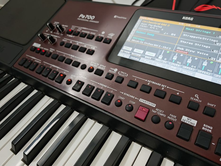 Vând clapă Korg PA700