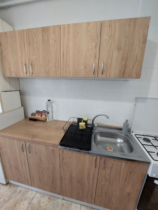 Vând mobila bucătărie cu chiuveta și baterie