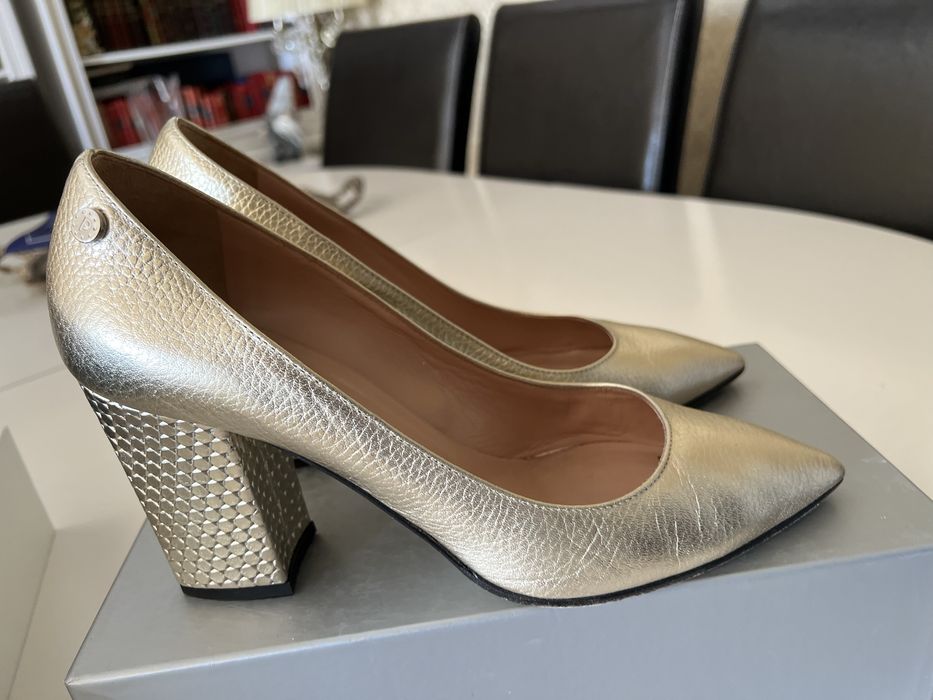 Pantofi aurii masura 40 marca Polini
