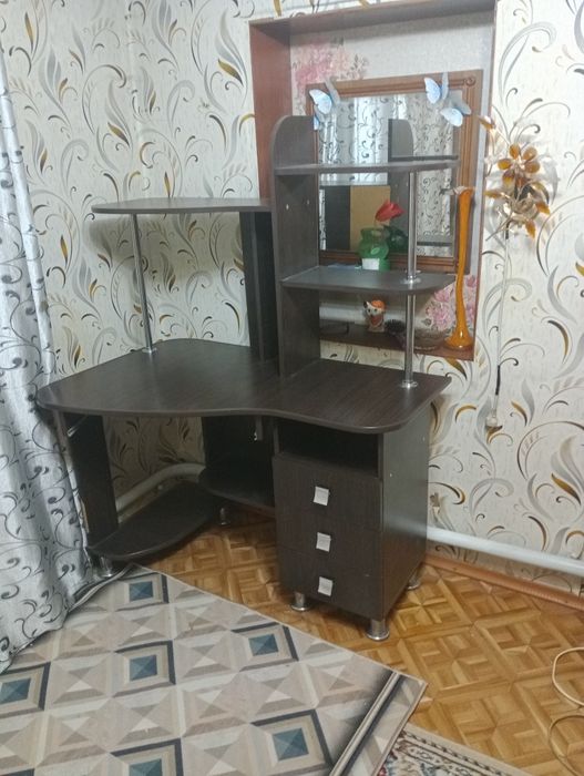 Продам компьютерный стол 15.000 тенге