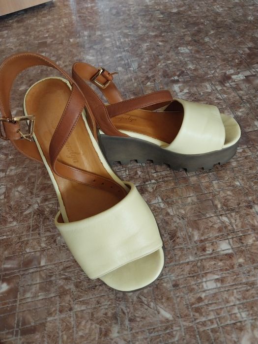 Продам босоножки кожаные