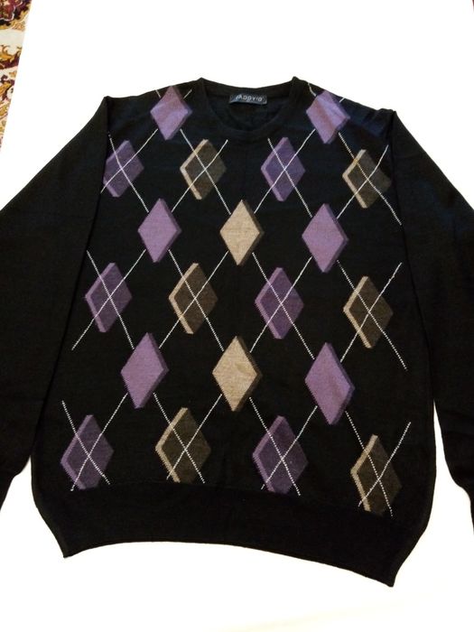 Pulovăr la baza gâtului, cu mânecă lunga.