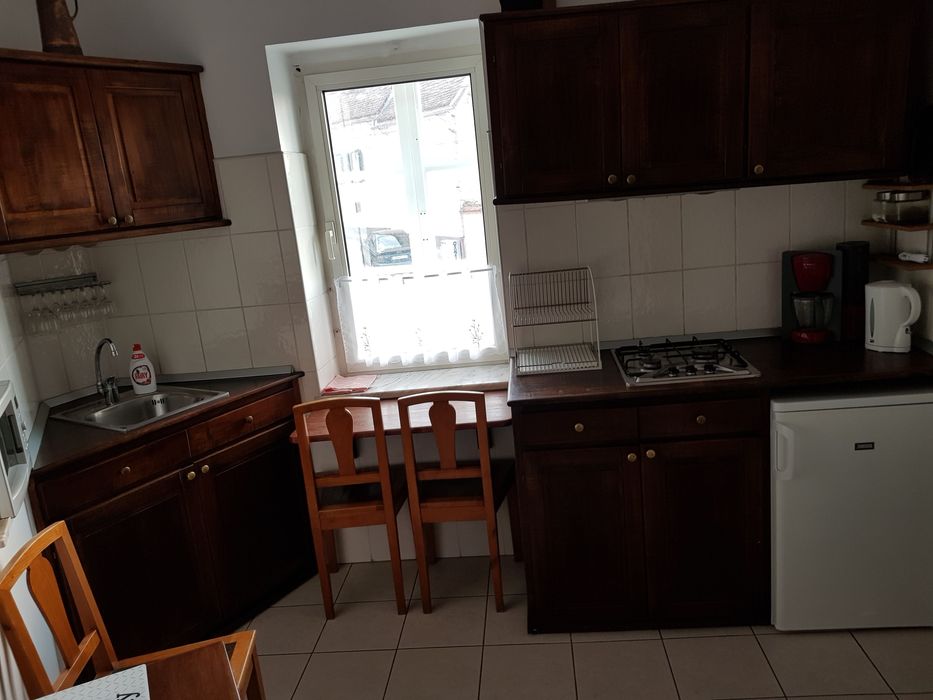Vând apartament 3 camere, ultracentral Sibiu, parter, stare excelentă.