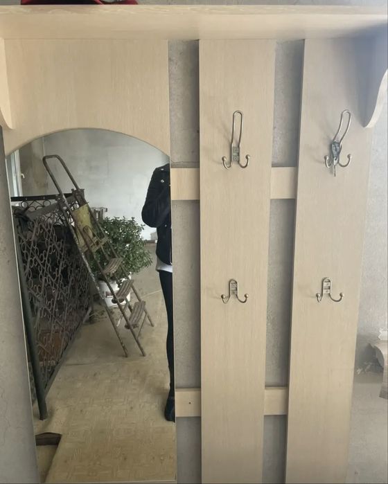 Продам прихожую с зеркалом