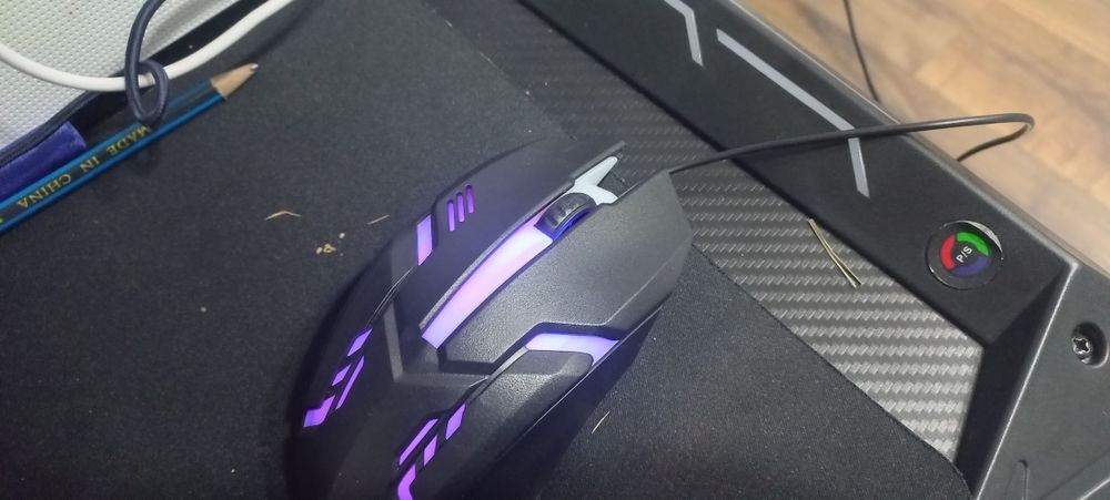 Mouse de gaming cu lumini mulți colore