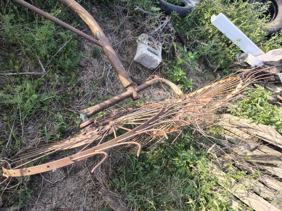 Greblă de fân cu 4 sori complet echipată