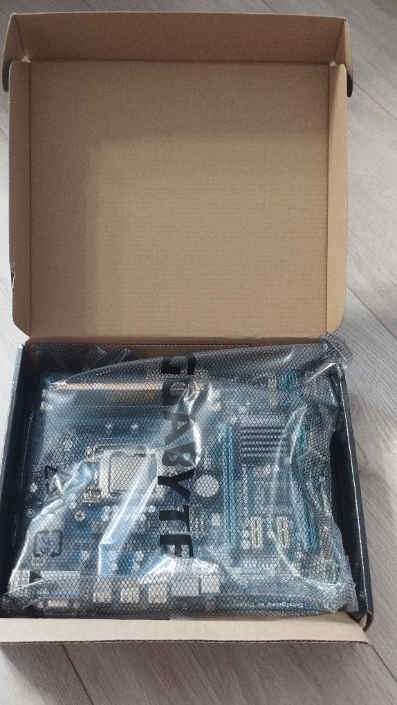 Продам комплект Gigabyte LGA1155 GA-H67M,  ddr 3 - 2*4Gb, проц i5 2300
