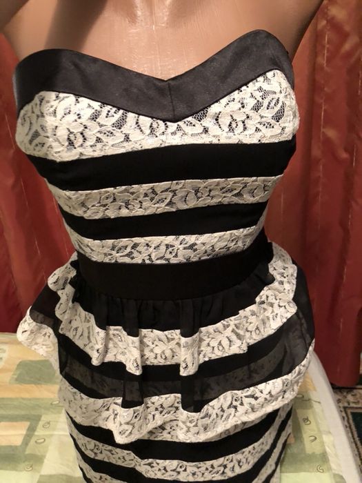 Rochie Guess neagra cu dantela alba