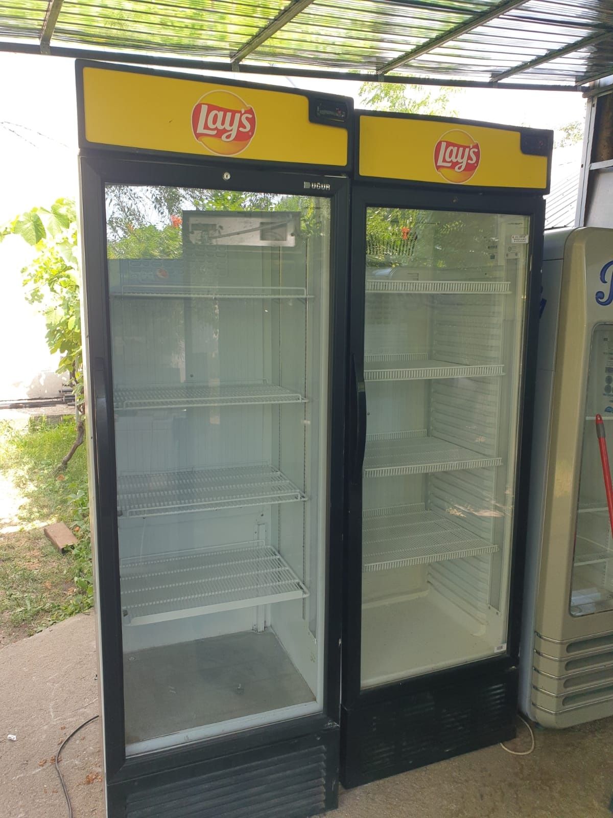 Frigidere vitrina una cu spatiu depozitare
