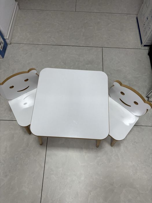 Vand set masa si doua scaune copii